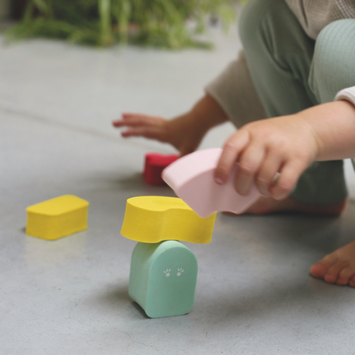 Quut Bath Toy Balancing Shapes - Blokki (Coral Pink)